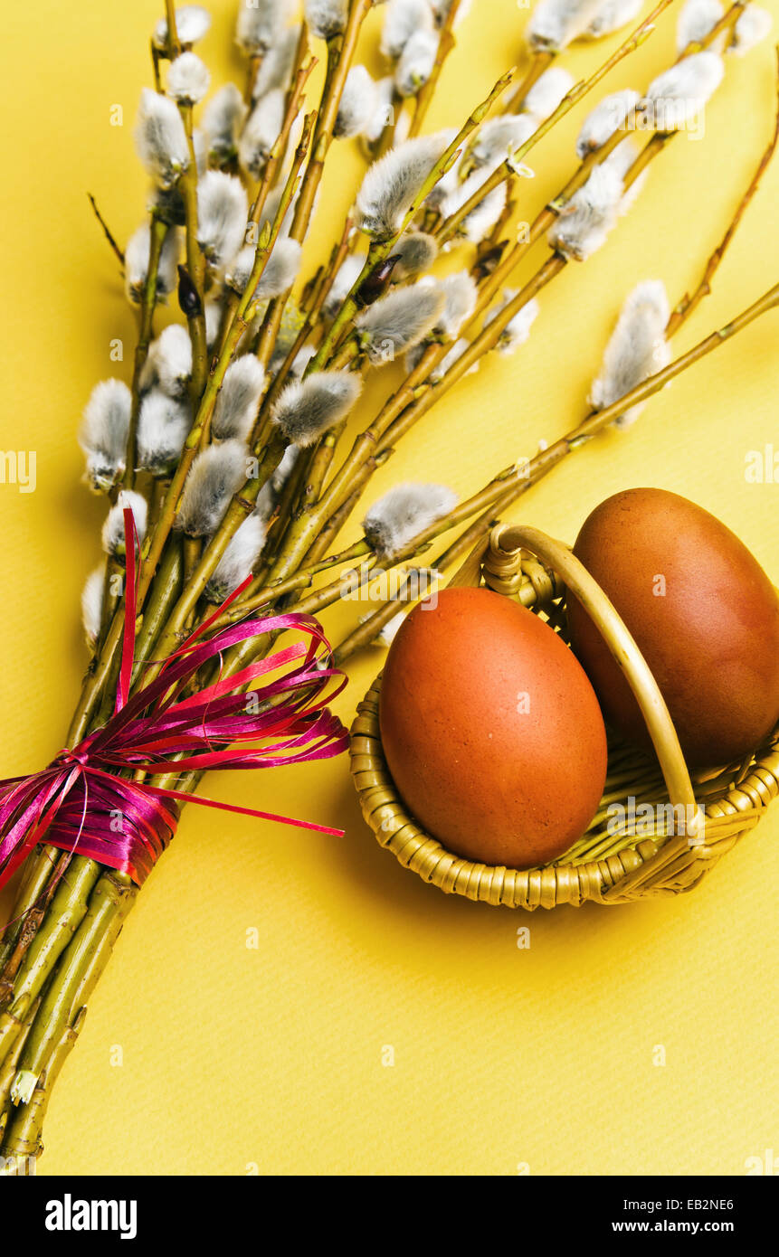 Mazzetto di rami di salice e due uova di Pasqua nel cestello Foto Stock