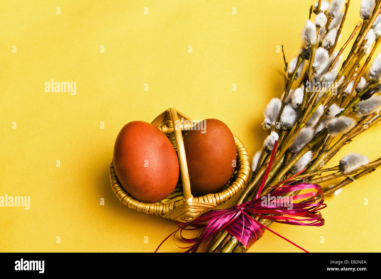 Mazzetto di rami di salice e due uova di Pasqua nel cestello Foto Stock