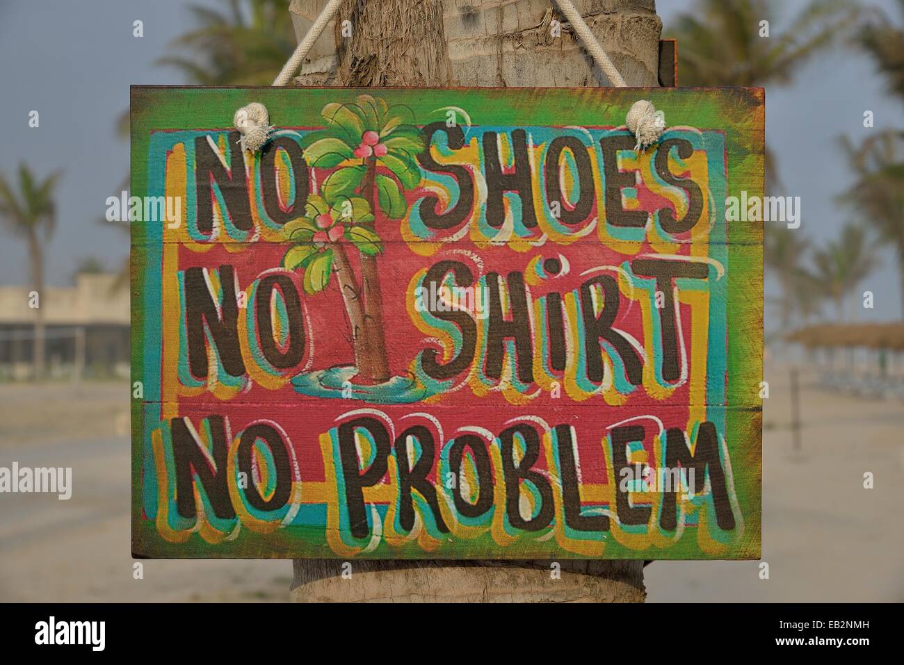 Segno 'No scarpe, nessuna camicia, nessun problema" sulla spiaggia di Salalah Rotana Resort, Salalah, Regione di Dhofar, Oman Foto Stock