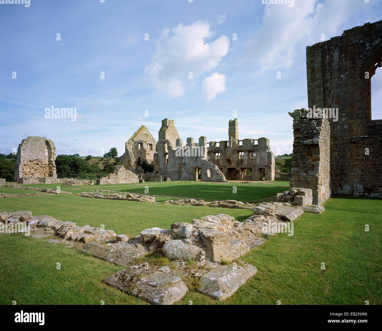 Vista attraverso il chiostro del Sud Ovest guardando verso la gamma Orientale, Egglestone Abbey, County Durham, Regno Unito Foto Stock