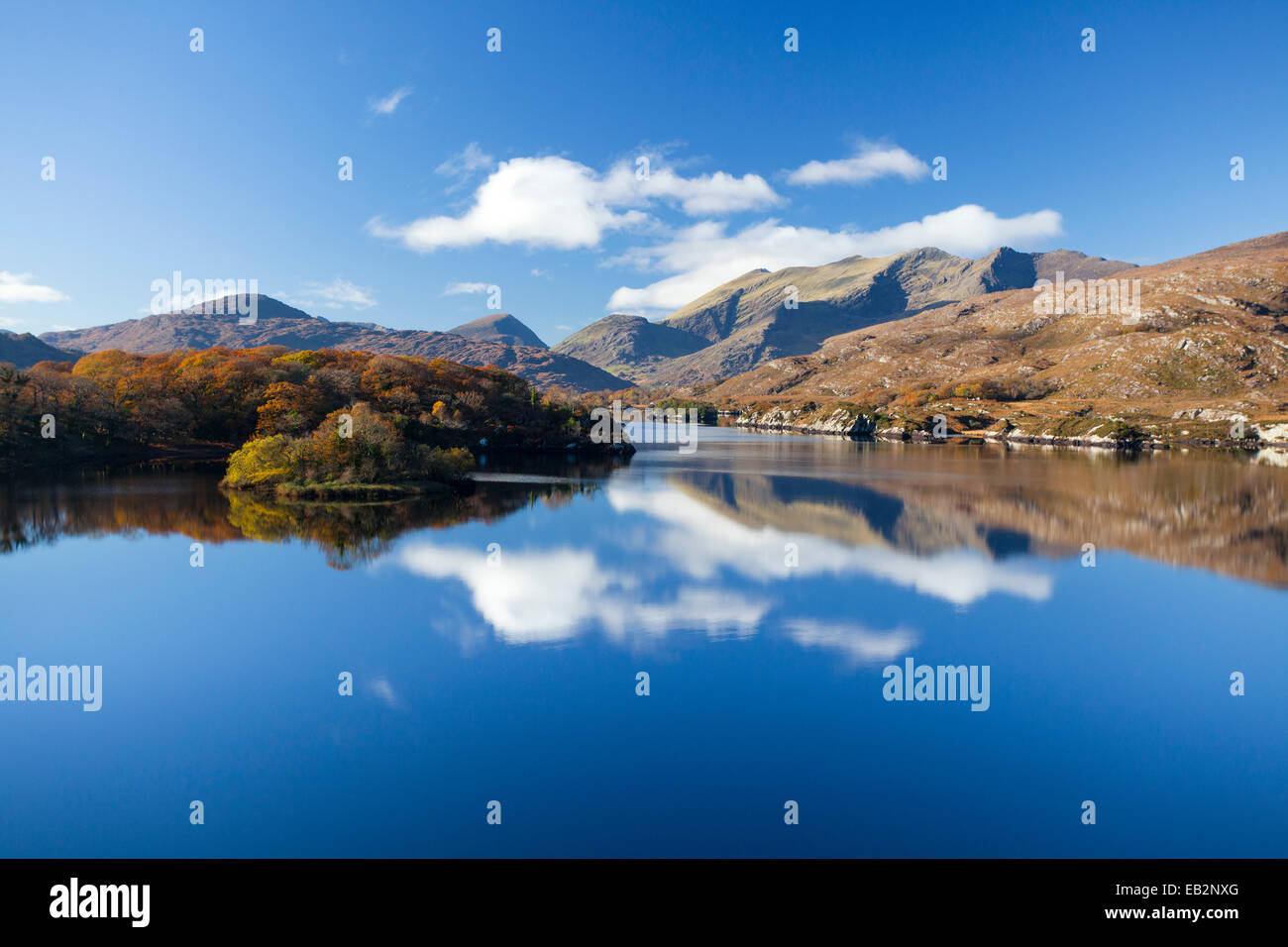 Il MacGillycuddy Reeks della montagna si riflette nel Lago Superiore, Parco Nazionale di Killarney, nella contea di Kerry, Irlanda. Foto Stock