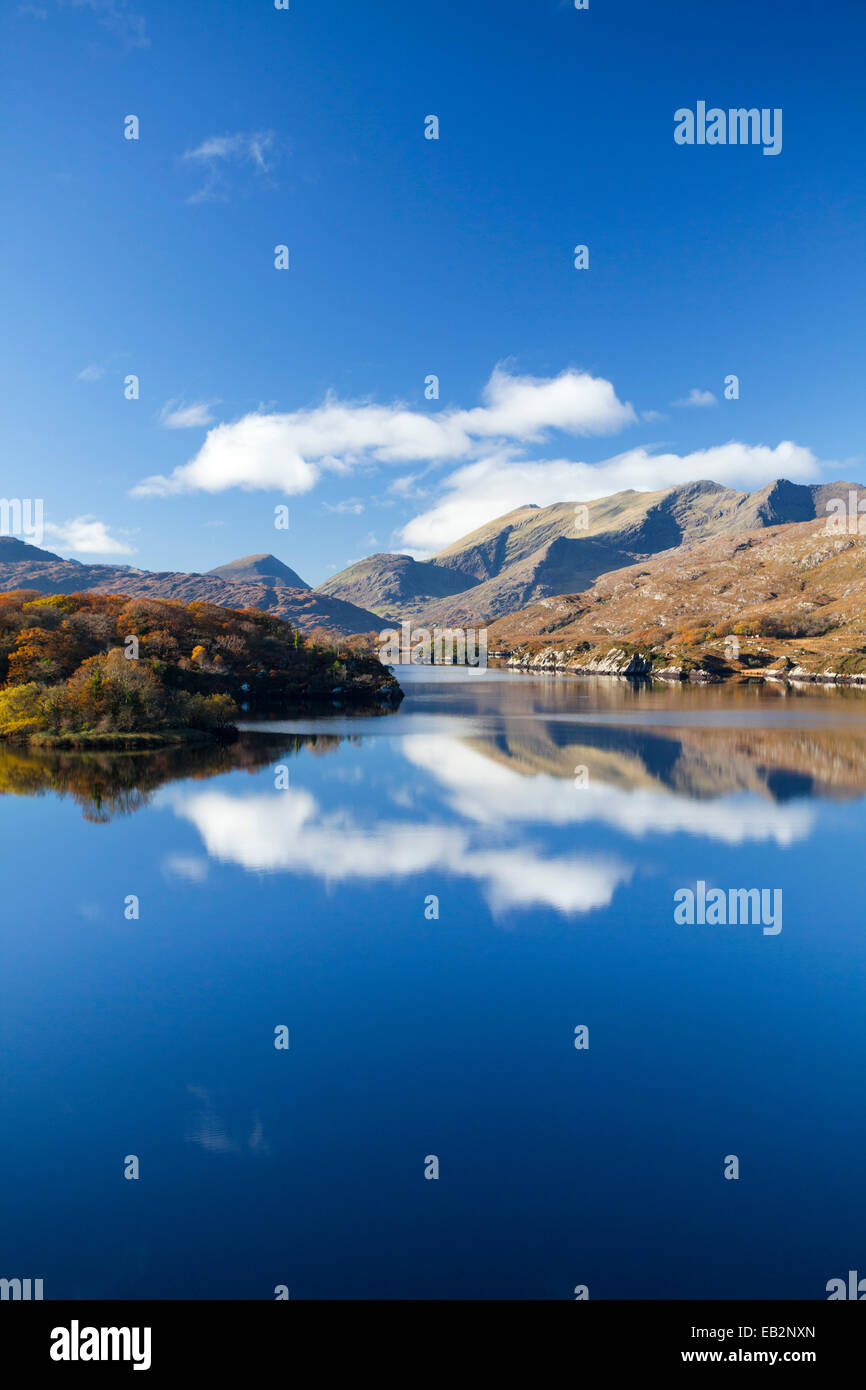 Il MacGillycuddy Reeks della montagna si riflette nel Lago Superiore, Parco Nazionale di Killarney, nella contea di Kerry, Irlanda. Foto Stock