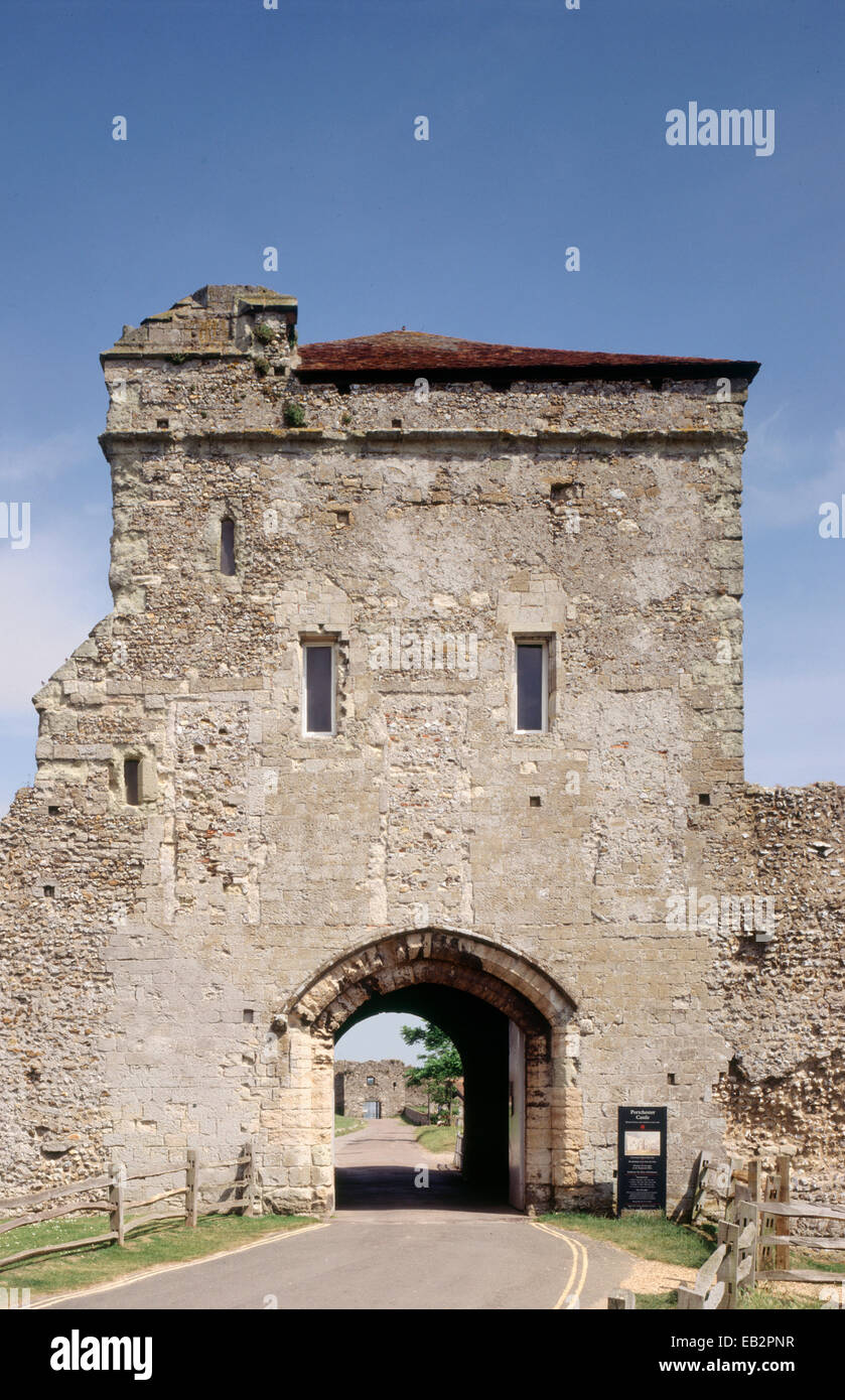 Faccia esterna del Landgate, Portchester Castle, Hampshire, Regno Unito Foto Stock