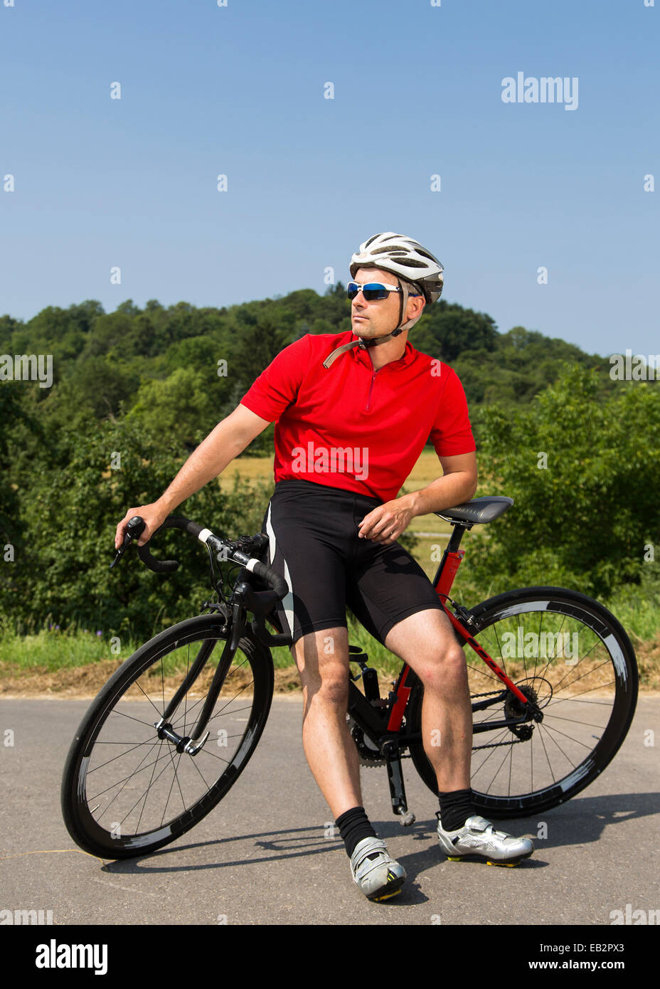 Ciclista, 44 anni, con un ciclo di corse, Winterbach, Baden-Württemberg, Germania Foto Stock