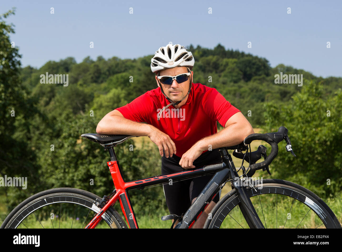 Ciclista, 44 anni, con un ciclo di corse, Winterbach, Baden-Württemberg, Germania Foto Stock