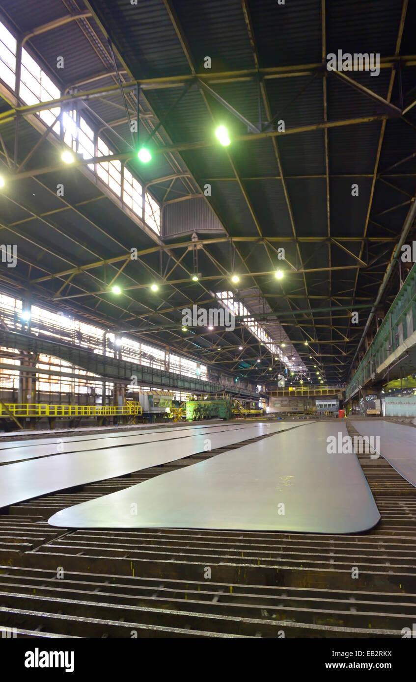 Foglio mulino in metallurgia ferrosa lavoro produce fogli di acciaio Foto Stock