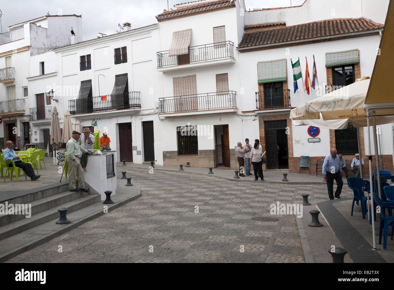 Persone in plaza villaggio di Aroche, Sierra de Aracena, provincia di Huelva, Spagna Foto Stock