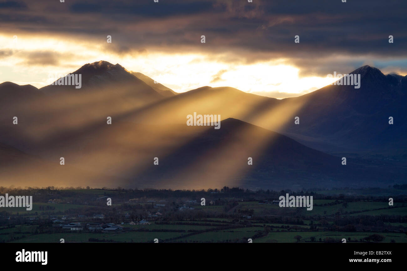 Raggi crepuscolari oltre Carrauntoohil e dell'Macgillycuddy Reeks, nella contea di Kerry, Irlanda. Foto Stock