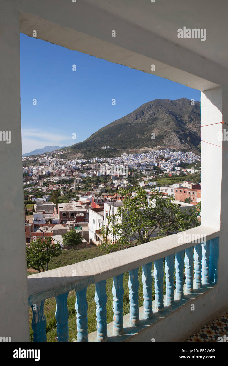 La città di Chefchaouen è visibile attraverso un balcone aperto. Foto Stock