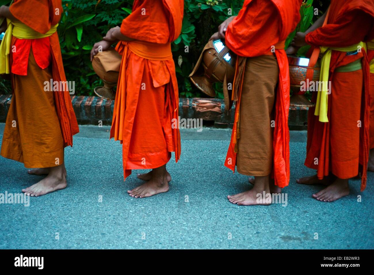 La mattina presto alms dando ai monaci in Luang Prabang, noto come Binthabhat. Foto Stock