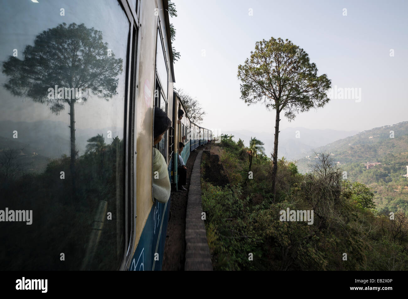 Treno del Kalka Shimla-stazione ferroviaria, una ferrovia a scartamento ridotto, avvolgimento lentamente il suo modo da Kalpa di Shimla, nei pressi di Shimla Foto Stock