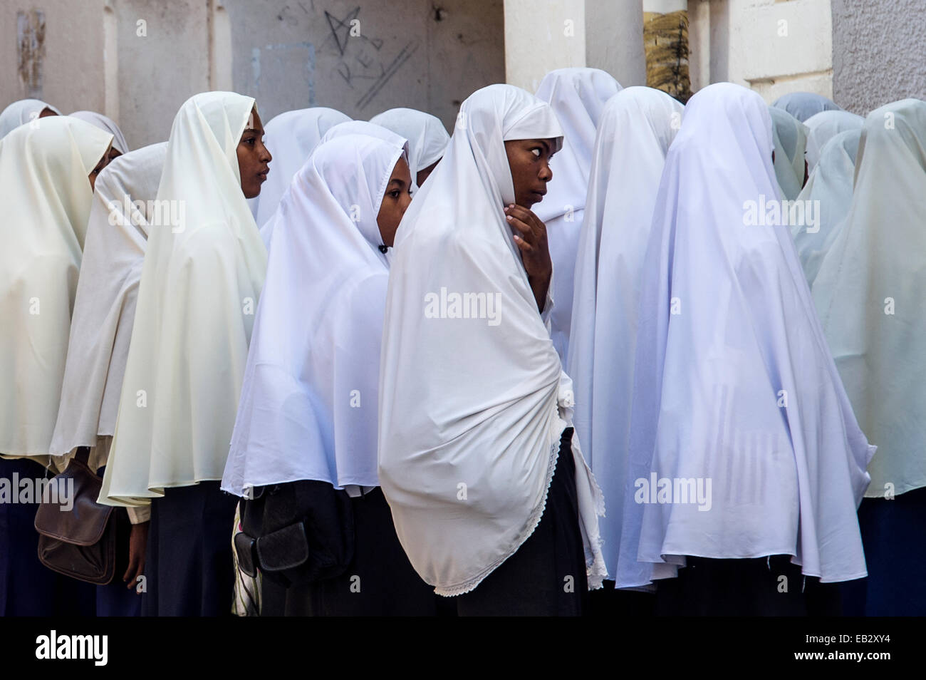 Ragazzi musulmani attendere per entrare in classe all'inizio di un altro giorno di scuola. Foto Stock