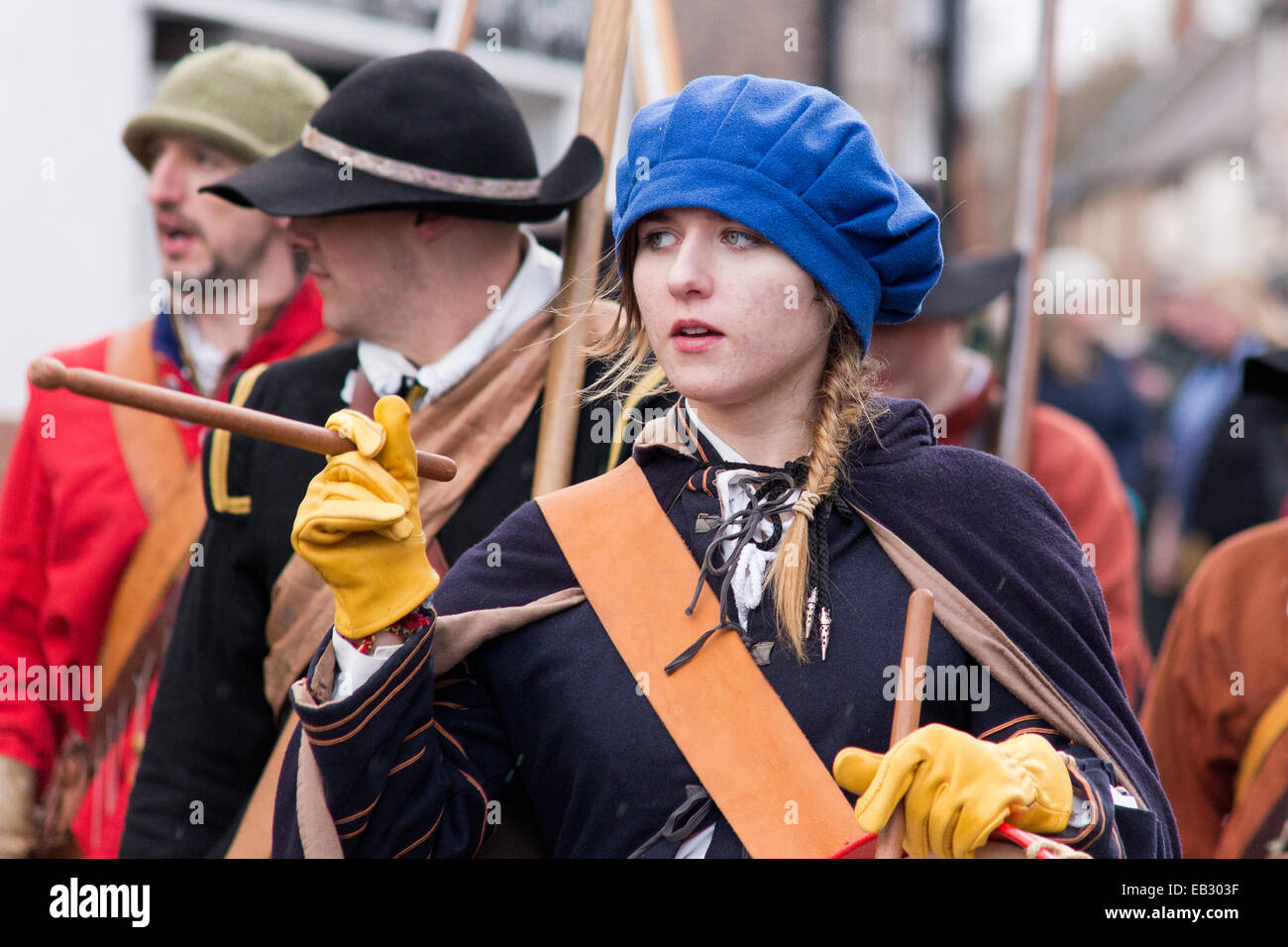 Gli uomini e le donne che prendono par nella rievocazione storica della Battaglia di Nantwich, 2014 Foto Stock