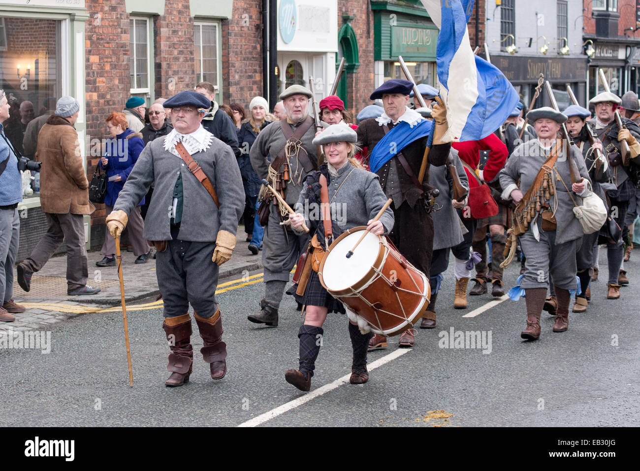 Gli uomini e le donne che prendono par nella rievocazione storica della Battaglia di Nantwich, 2014 Foto Stock