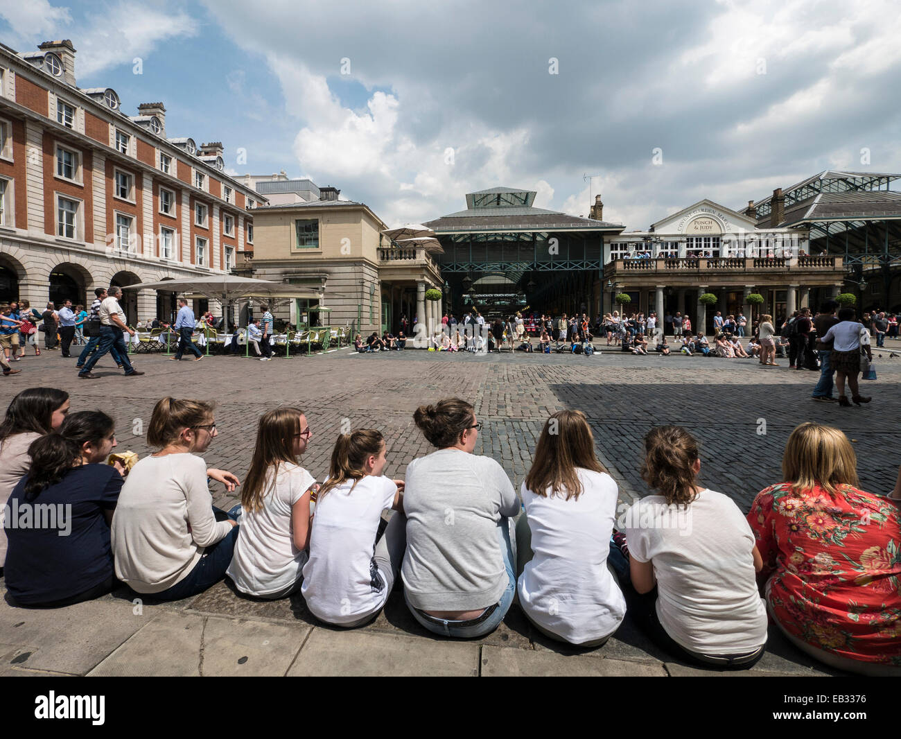 Girls Watching teatro di strada a Covent Garden, Londra Foto Stock