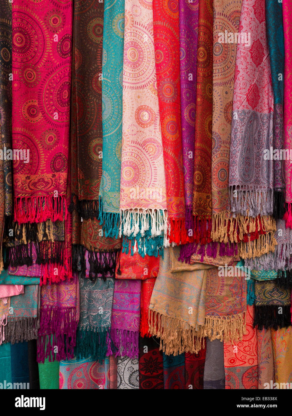 Colorata e sciarpe modellato sul mercato spagnolo in stallo Foto Stock