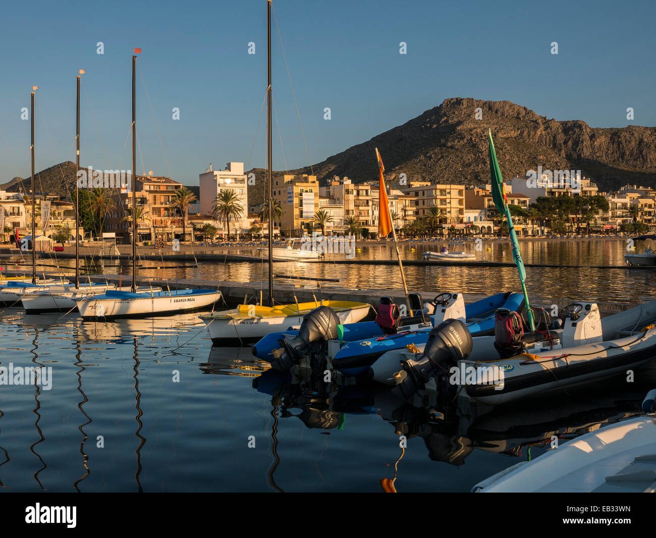 La mattina presto sulla spiaggia, Puerto Pollensa, Maiorca, SPAGNA Foto Stock