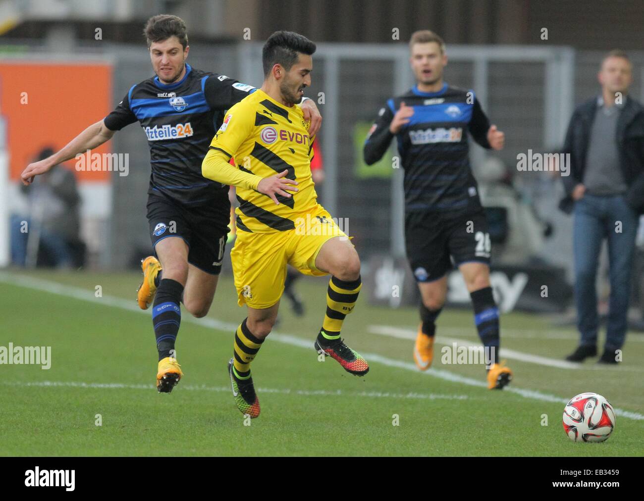 Paderborn, Germania. 22 Novembre, 2014. Paderborn's Moritz Stoppelkamp (L) e Dortmund Ilkay Guendogan in azione durante la Bundesliga tedesca match tra SC Paderborn e Borussia Dortmund a Benteler Arena a Paderborn, Germania, 22 novembre 2014. Foto: Oliver Krato/dpa/Alamy Live News Foto Stock