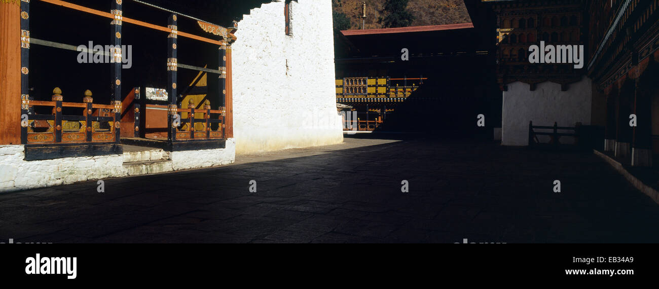 Un antico legno intagliato balcone e balaustra sopra una passerella in un monastero buddista del cortile. Foto Stock