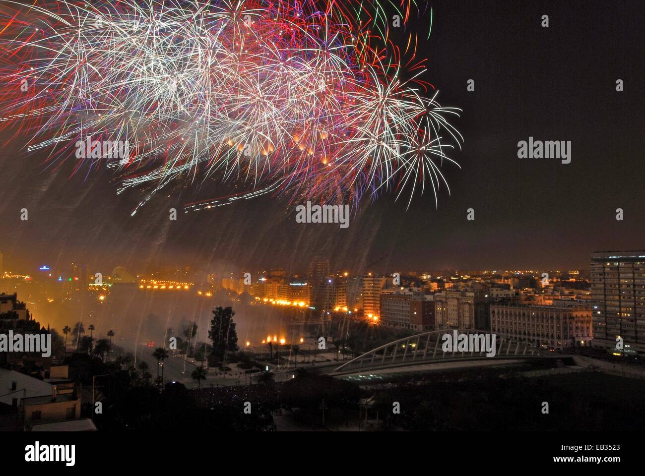 Fuochi d'artificio di nit de foc o la Notte del Fuoco su Marzo 18, 2007 a Valencia. Foto Stock