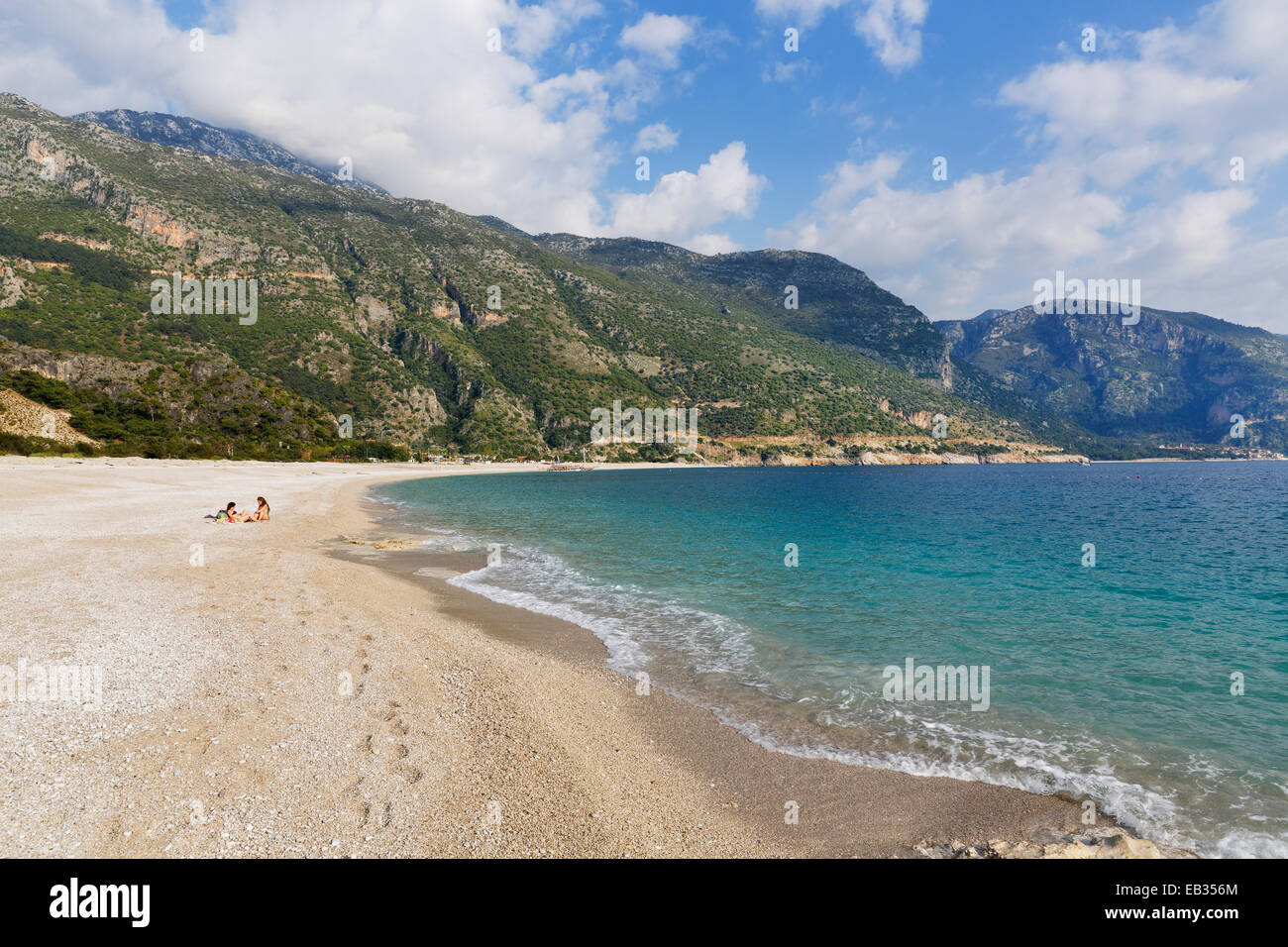 Spiaggia di Ölüdeniz con Mt Baba Dagi, Lycian coast, Ölüdeniz, Muğla provincia, regione del Mar Egeo, Turchia Foto Stock