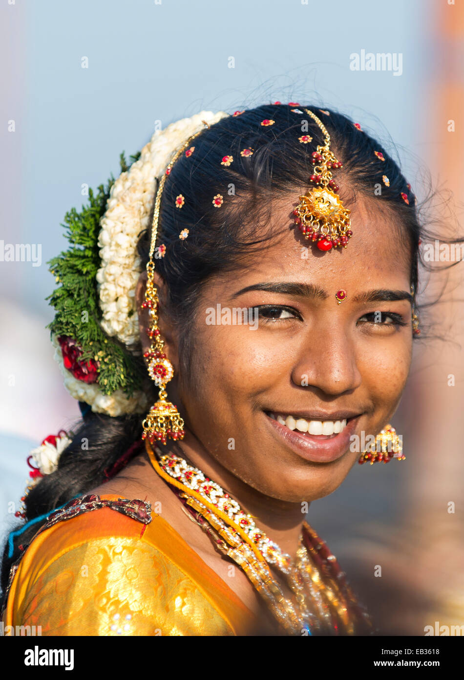 Sposa sorridente con fiori di gelsomino nei suoi capelli, Rameswaram, Pamban Isola, Tamil Nadu, India Foto Stock