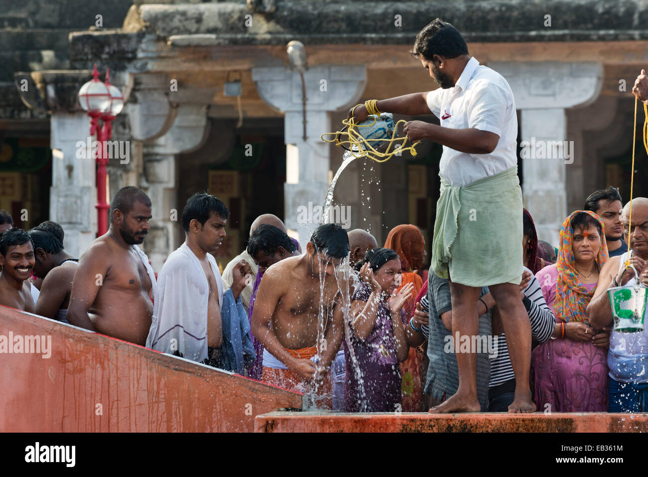 Pellegrini durante abluzioni rituali, Ramanathaswami tempio, Rameswaram, Pamban Isola, Tamil Nadu, India Foto Stock