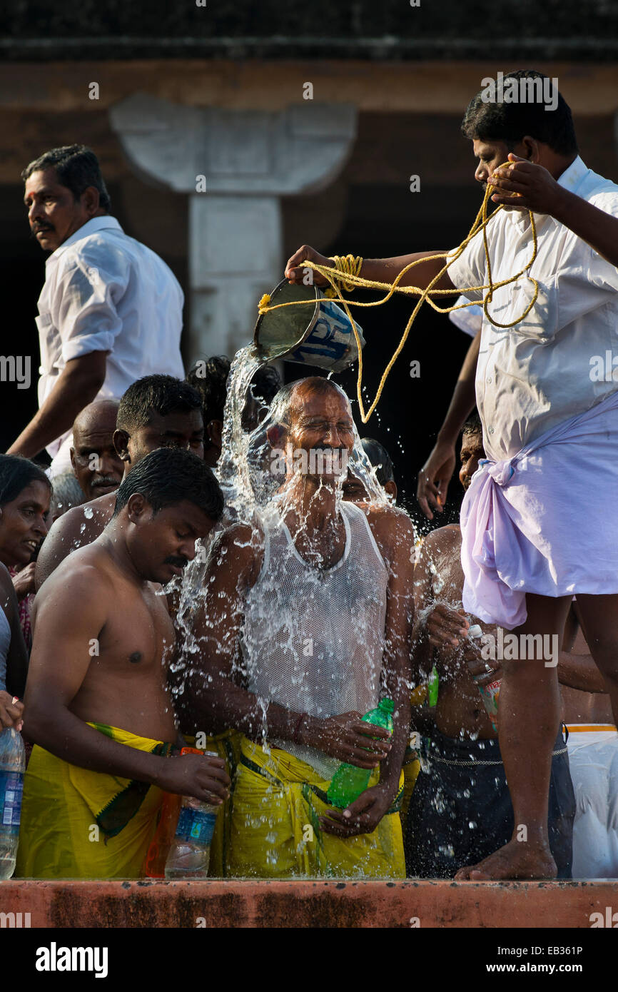 Pellegrini durante abluzioni rituali, Ramanathaswami tempio, Rameswaram, Pamban Isola, Tamil Nadu, India Foto Stock