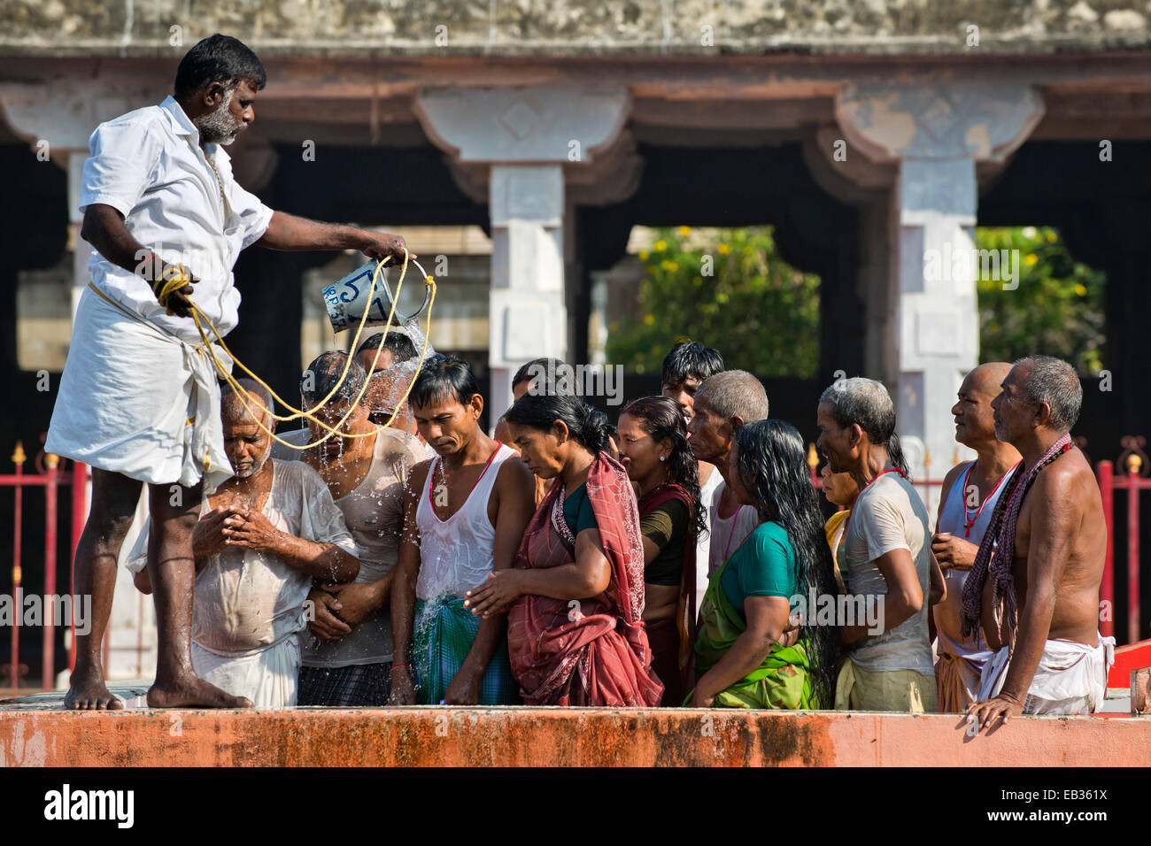 Pellegrini durante abluzioni rituali, Ramanathaswami tempio, Rameswaram, Pamban Isola, Tamil Nadu, India Foto Stock