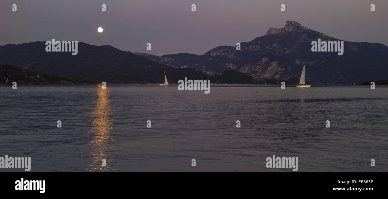 Full Moon Rising oltre il lago Mondsee, monte Schafberg sul retro, Mondsee, Austria superiore, Austria Foto Stock