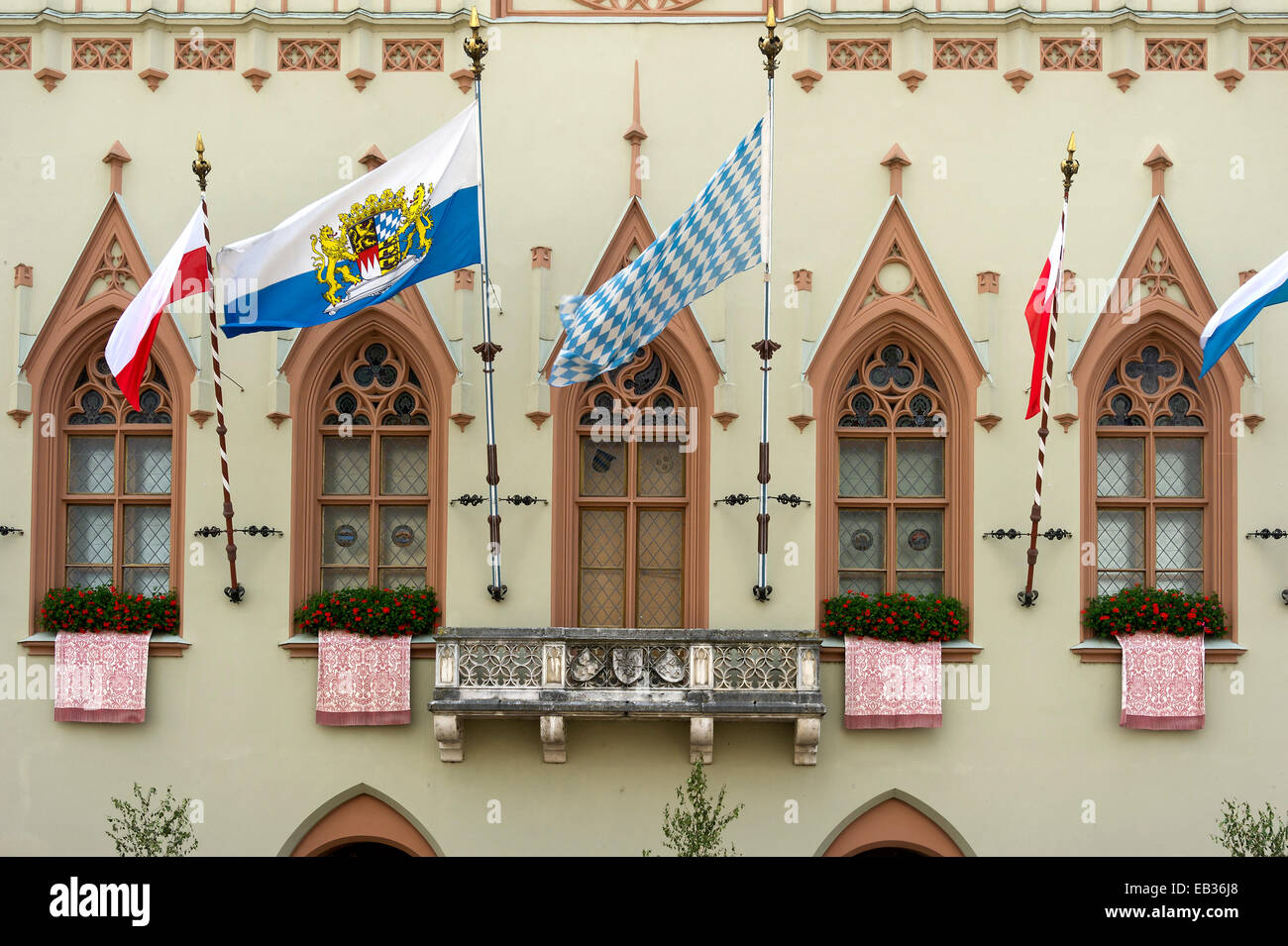 Municipio gotico, bavarese e bandiere polacche durante il "Nozze di Landshut 1475' festival, il centro storico, Landshut Foto Stock
