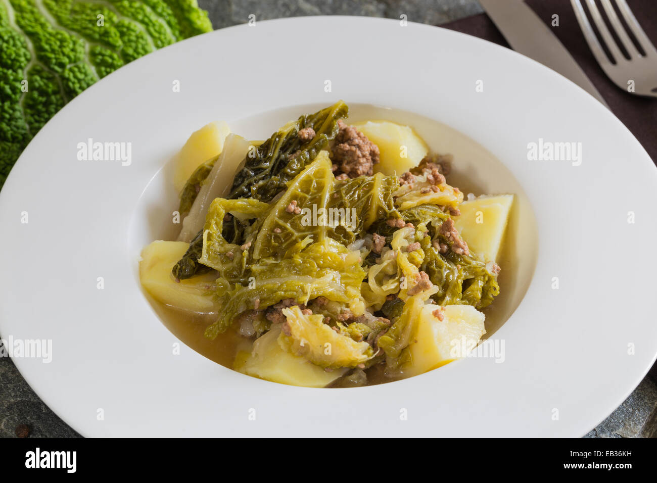 Cavolo verza stufato di carne con patate e carne di manzo macinata. Foto Stock