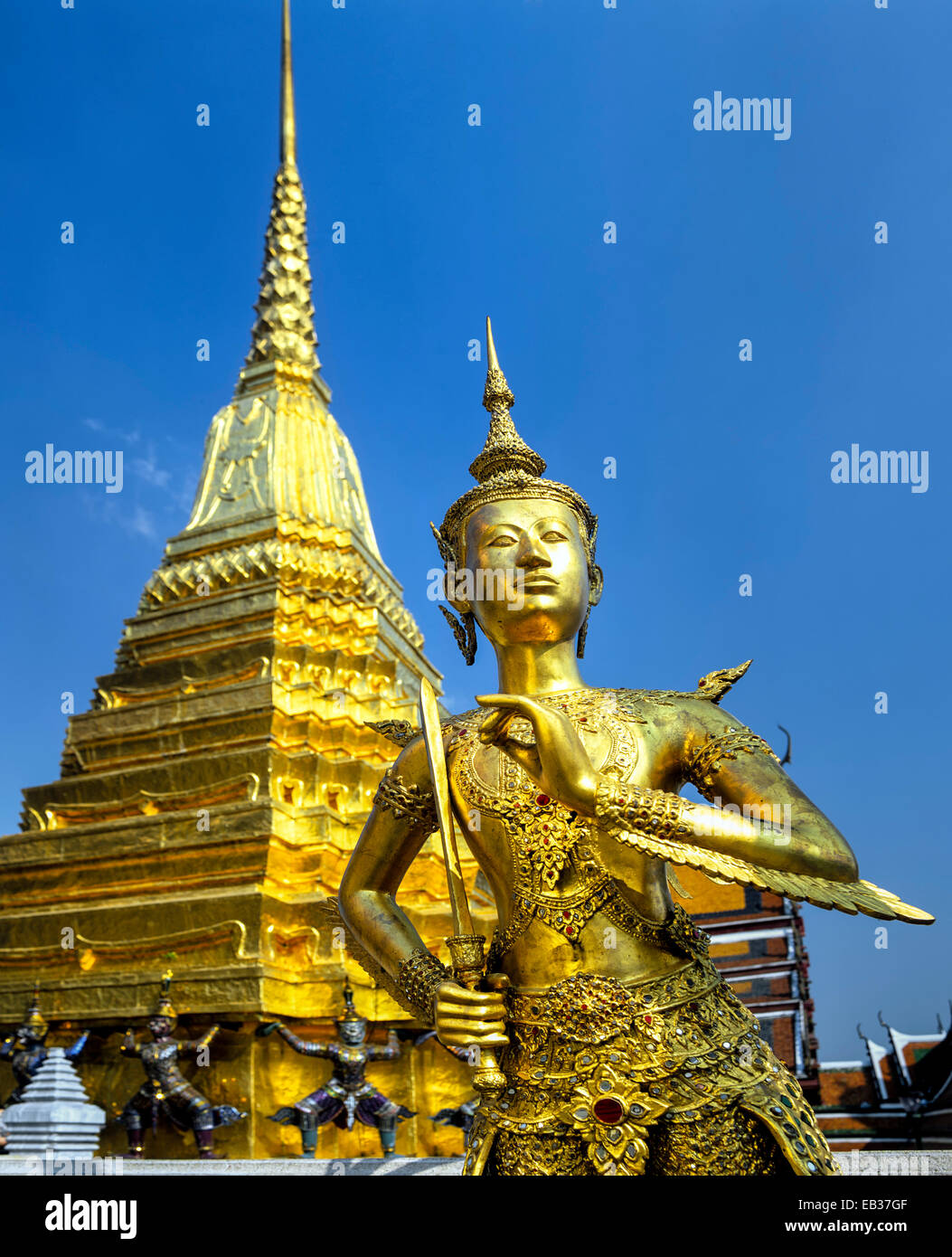 Kinnari, Kinnorn o Kinnare statua, mitica creatura, Wat Phra Kaeo tempio, Palazzo Reale di Bangkok, Tailandia Centrale, Thailandia Foto Stock