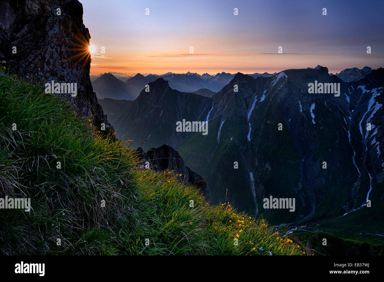 Sunrise oltre le Alpi Lechtal, Valle del Lech, Kaiser, Distretto di Reutte, Tirolo, Austria Foto Stock