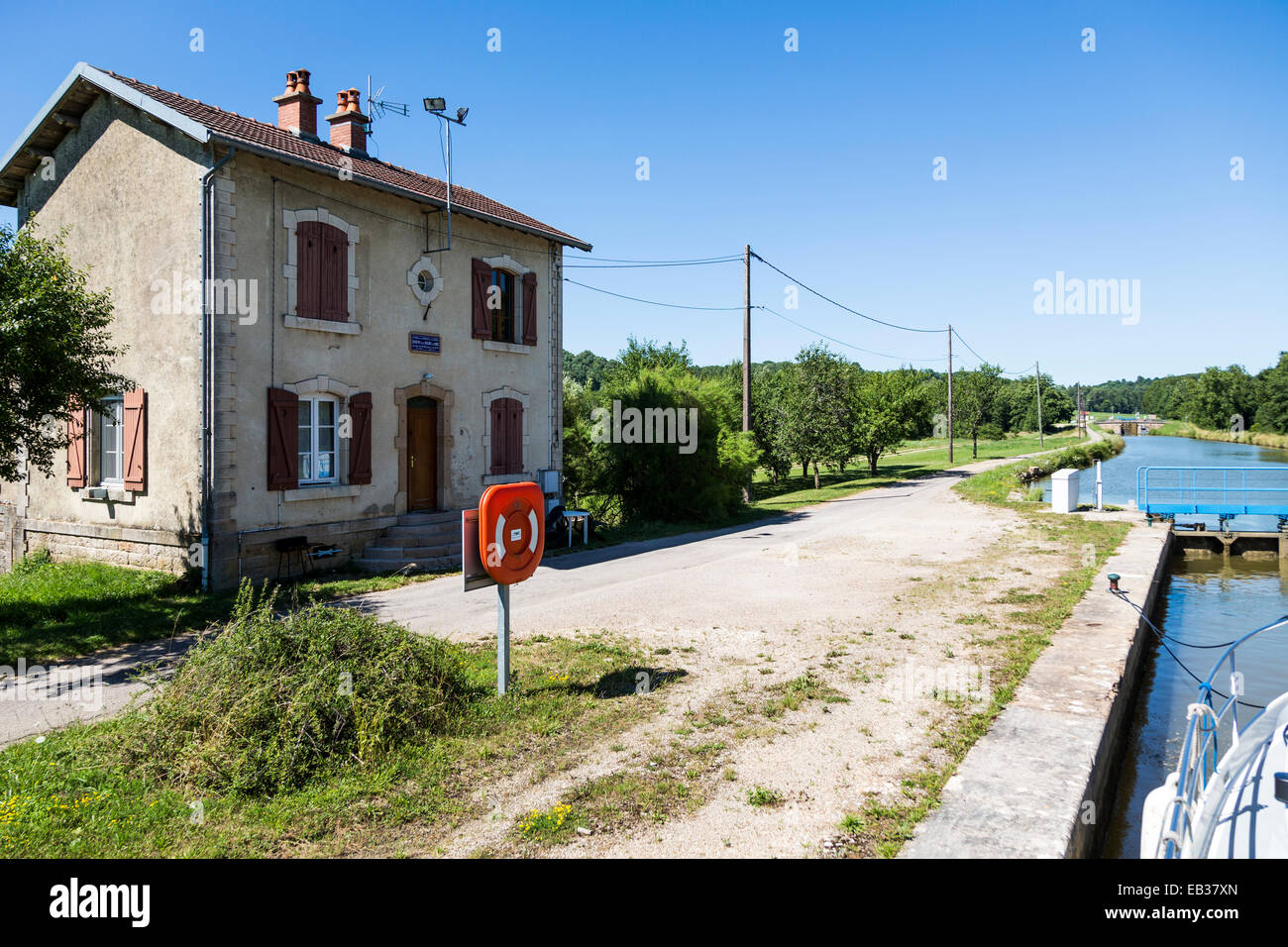 Il francese Ecluse o bloccare i detentori casa sul Canal Champagne et Bourgogne Cana,l precedentemente noto come Canal de la Marne a la Saone Foto Stock