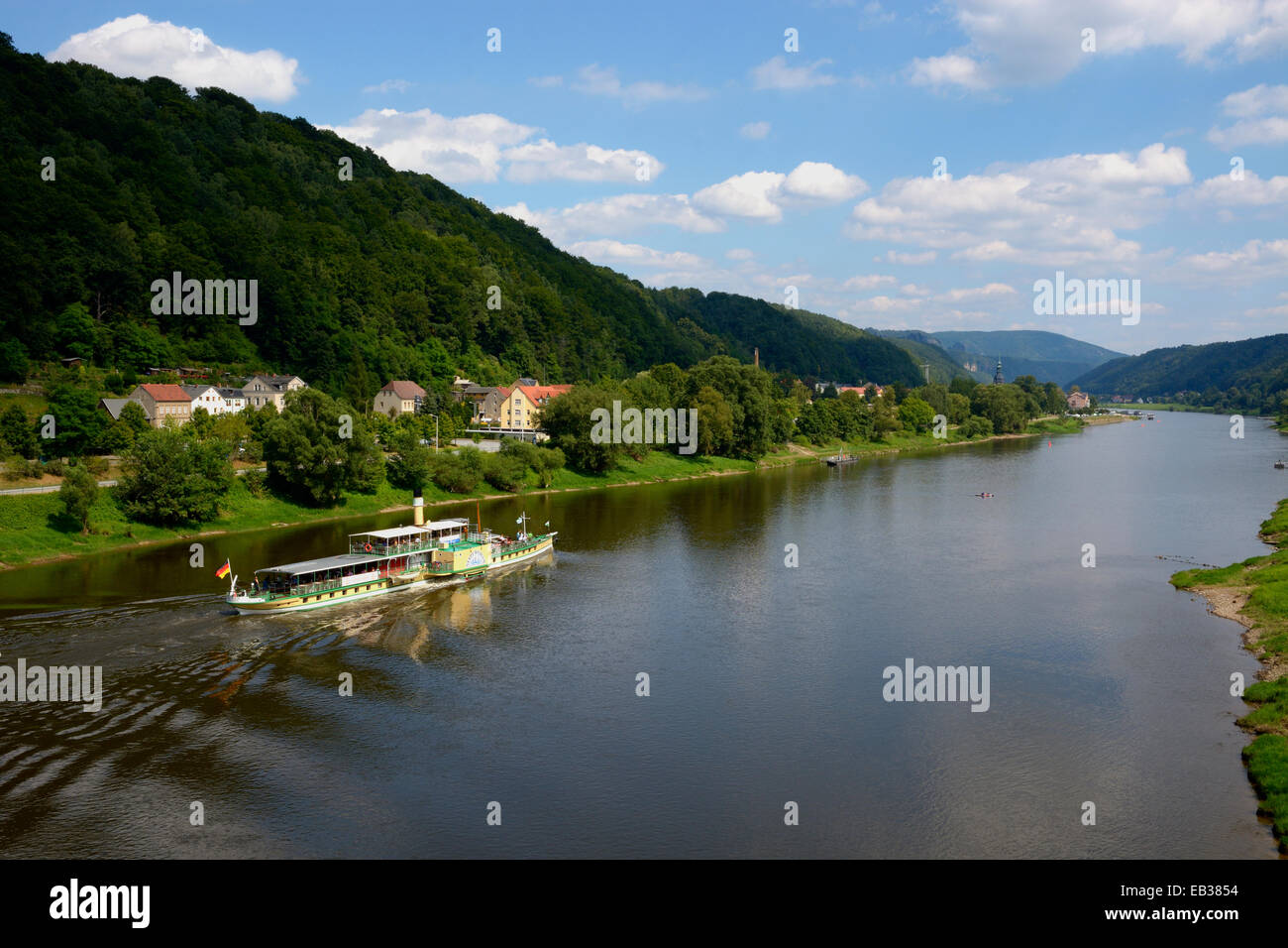 Escursione in barca sul fiume Elba, vicino a Bad Schandau, Svizzera Sassone Regione Sassonia, Germania Foto Stock