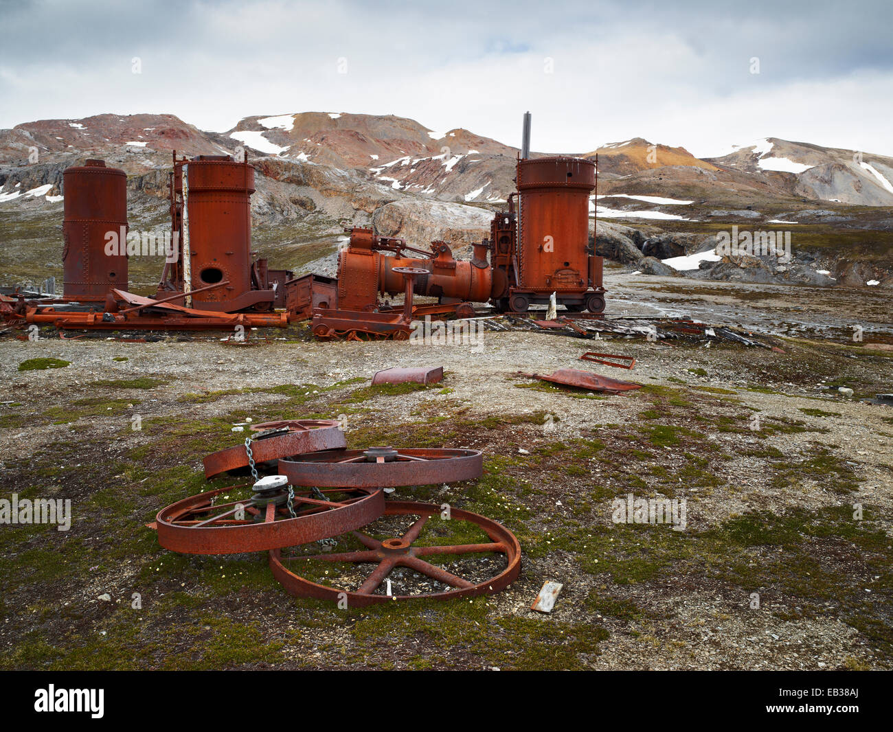 Vecchio arrugginito ruote, Krossfjorden, Haakon VII Terra, isola Spitsbergen, arcipelago delle Svalbard Isole Svalbard e Jan Mayen, Norvegia Foto Stock Vecchio arrugginito ruote, Krossfjorden, Haakon VII Terra, isola Spitsbergen, arcipelago delle Svalbard Isole Svalbard e Jan Mayen, Norvegia Foto Stock
