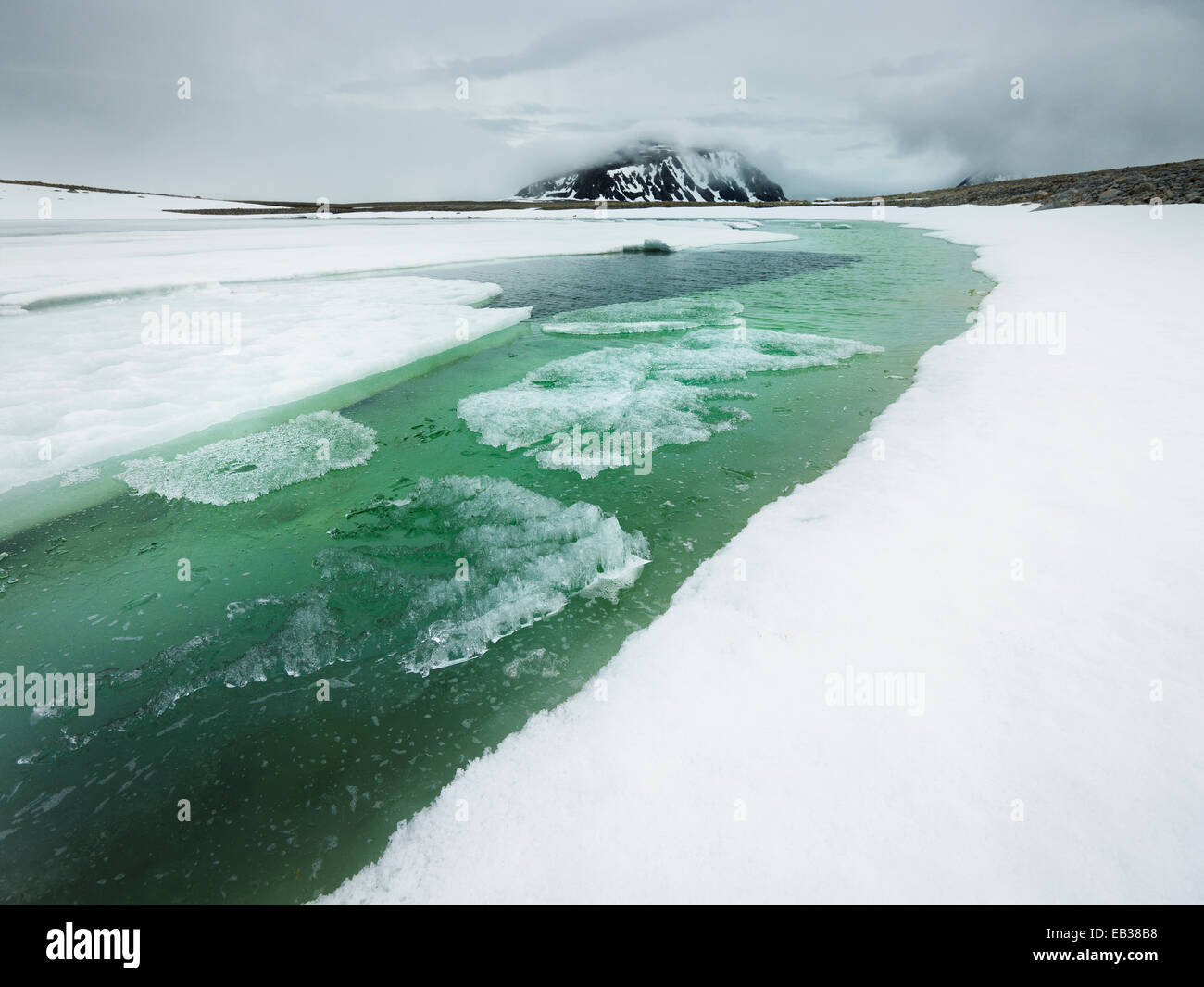 Acqua di disgelo di un ghiacciaio, isola Spitsbergen, arcipelago delle Svalbard Isole Svalbard e Jan Mayen, Norvegia Foto Stock