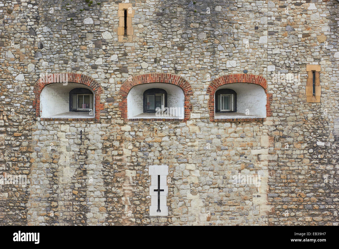 Torre di Londra le fortificazioni e le feritoie Londra Inghilterra Europa Foto Stock