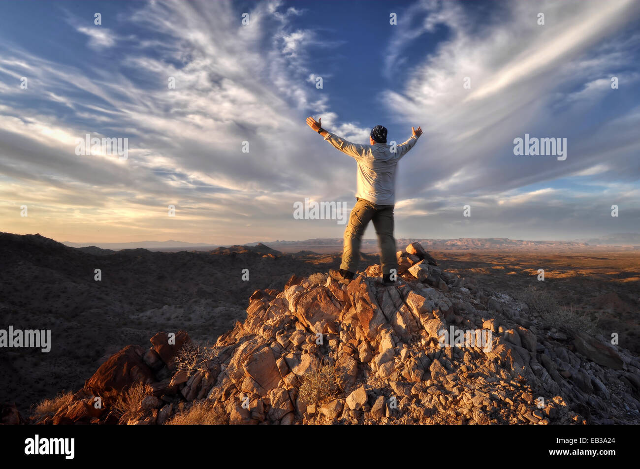 Stati Uniti d'America, Arizona, aghi, Windy Mountain, uomo i bracci di sollevamento sulla cima Foto Stock