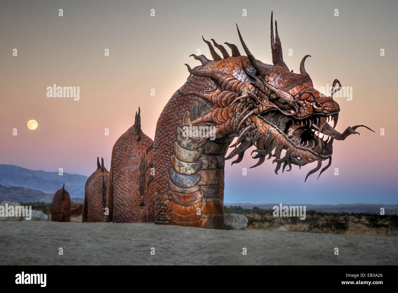 Scultura di drago nel deserto con luna piena in salita sullo sfondo, Borrego Springs, California, USA Foto Stock