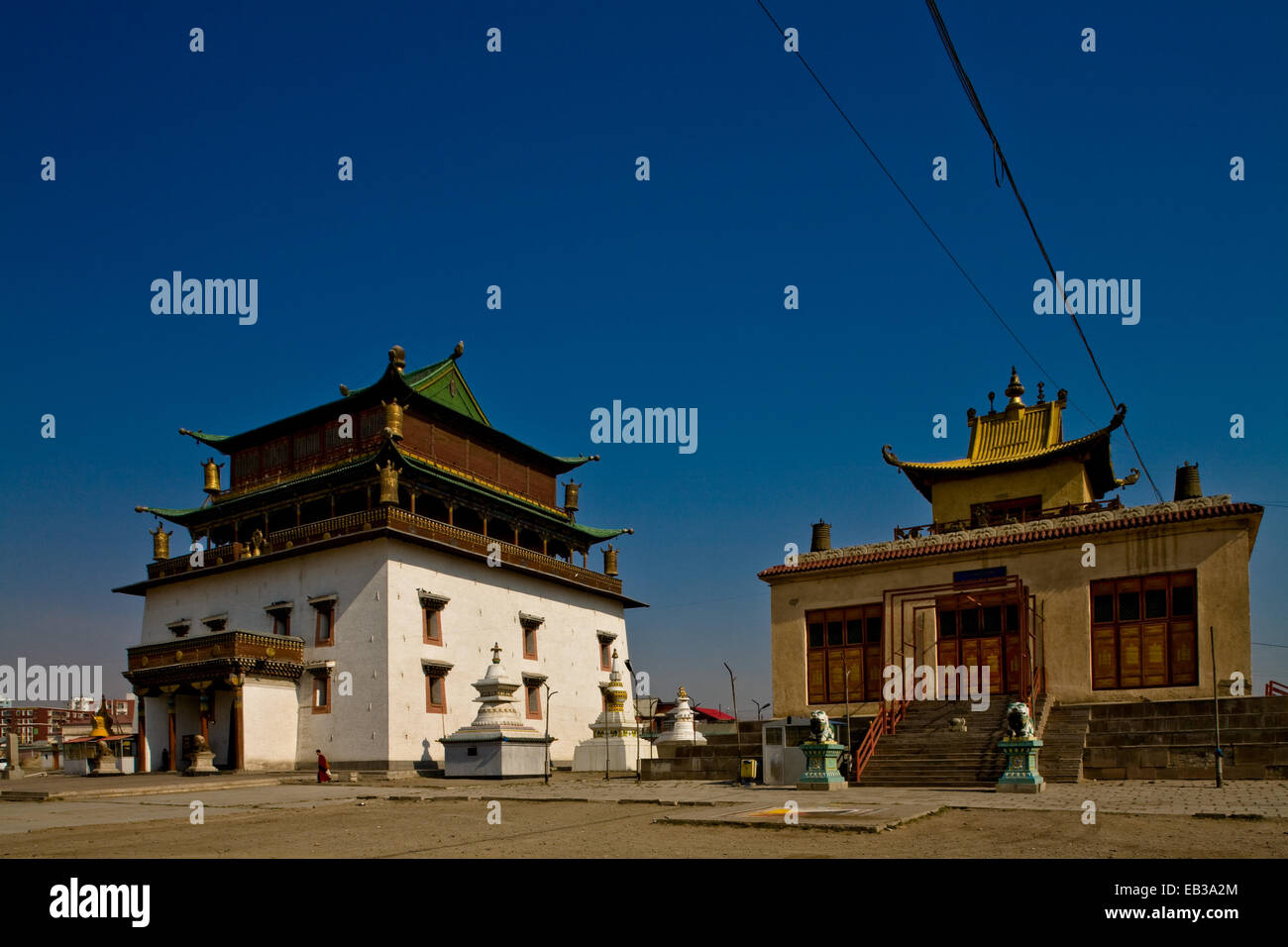 Mongolia, Ulan Bator, Gandan Khiid monastero, il tempio principale, vista di due edifici contro il cielo chiaro Foto Stock
