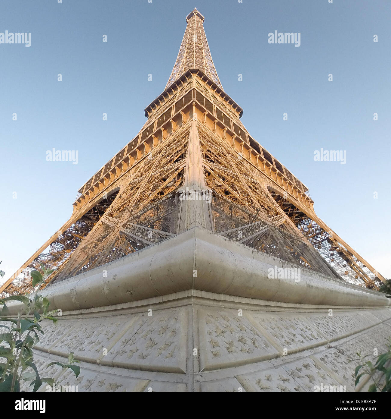 Francia, Parigi, basso angolo vista della Torre Eiffel Foto Stock