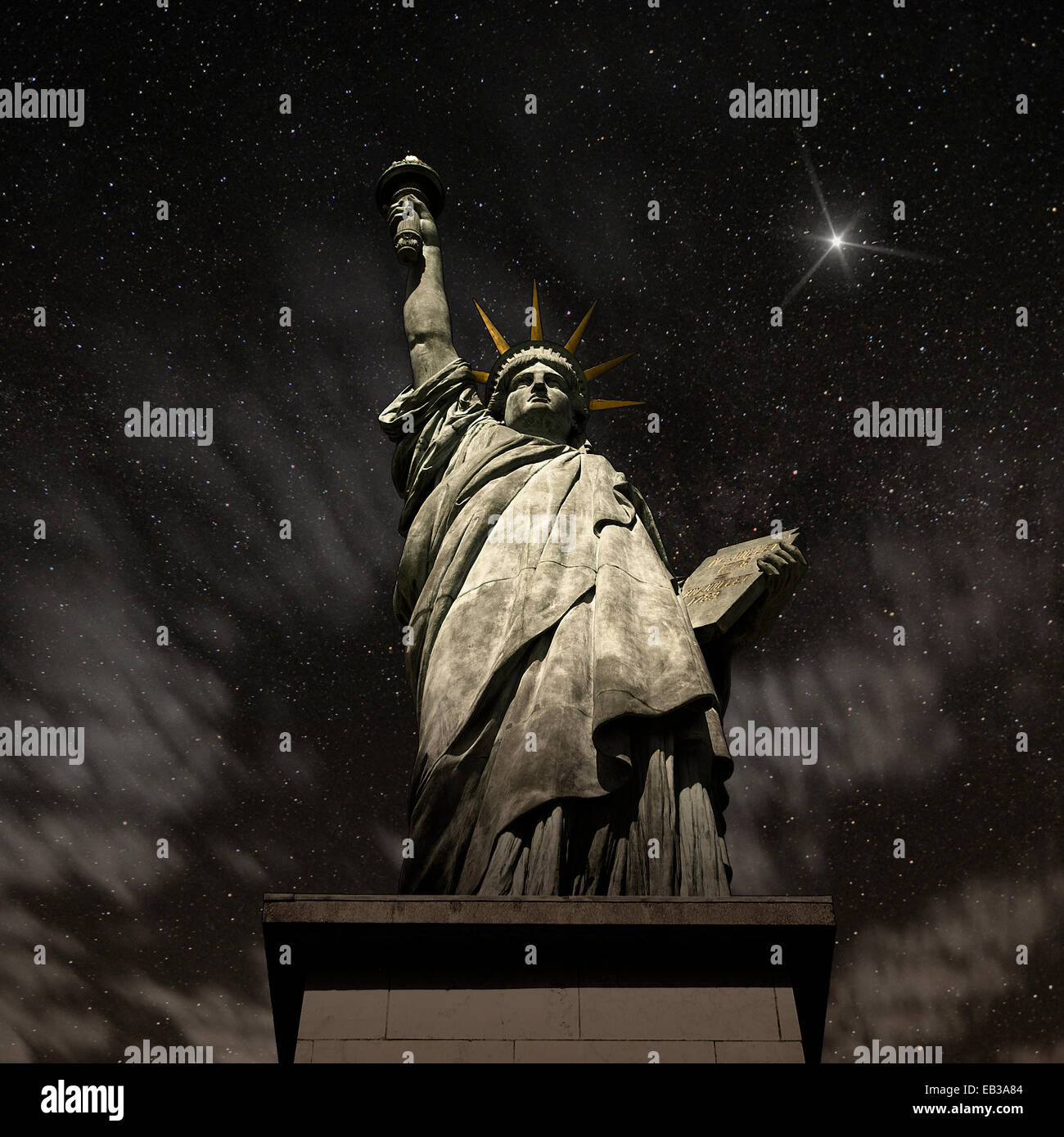 Stati Uniti d'America, nello Stato di New York, New York, la statua della libertà di notte Foto Stock