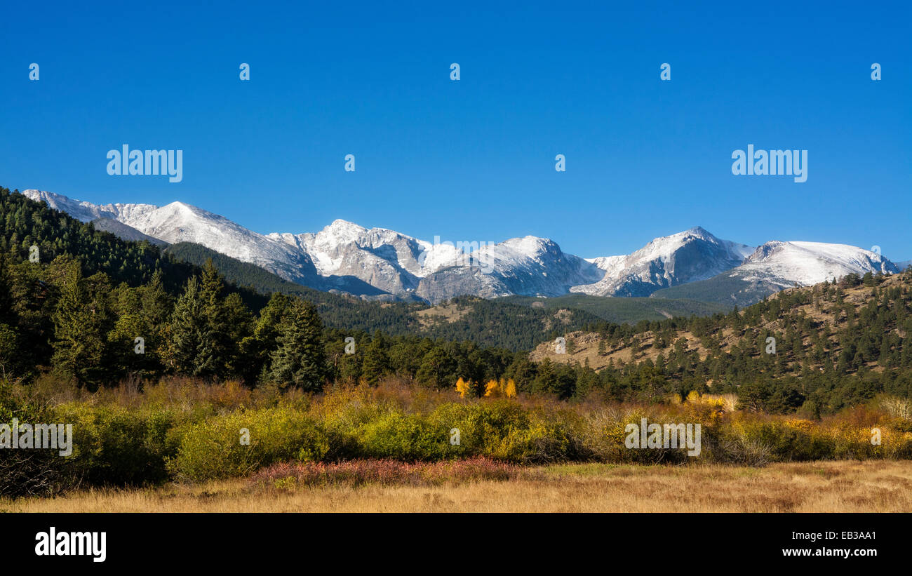 Paesaggio di montagna con cielo chiaro Foto Stock