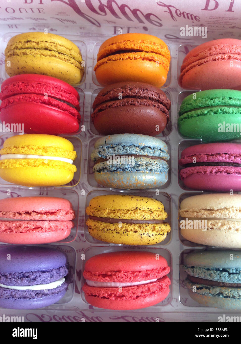 Chiusura del vassoio di amaretto colorati i cookie - Immagine stock catturata con smartphone