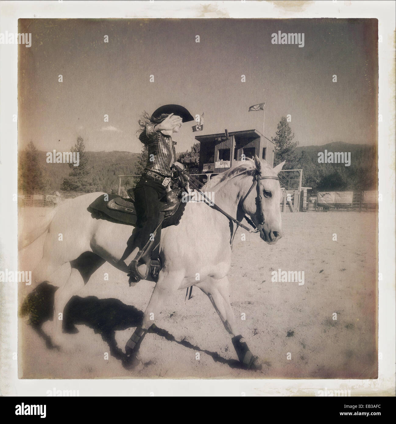 Cowgirl di equitazione in rodeo - Immagine stock catturata con smartphone