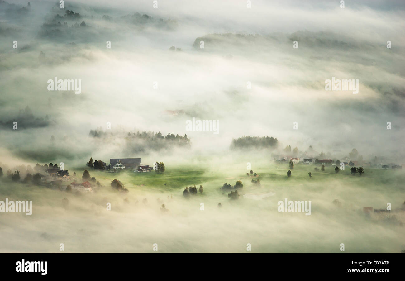 Salisburgo, Austria membro, nebbia mattutina nascondendo piccolo villaggio vicino al lago Fuschl Foto Stock