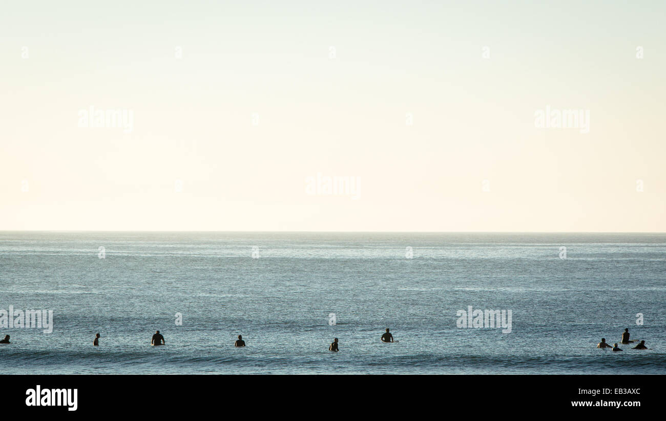 Stati Uniti, California, Los Angeles County, Malibu, persone in mare Foto Stock