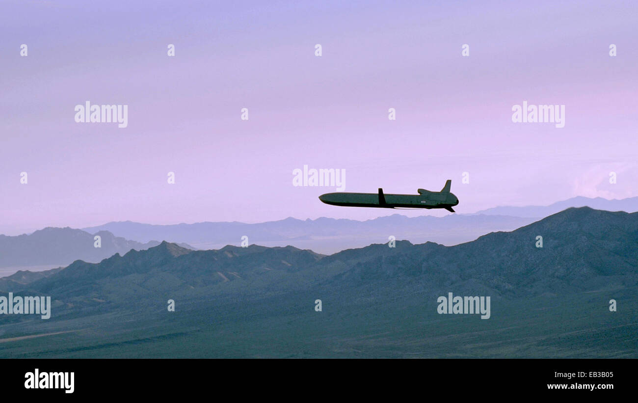 Un inerme AGM-86B Air-Launched i missili Cruise manovre oltre il test dello Utah e campo di addestramento durante un armi nucleari Sistema Programma di valutazione di combattimento simulato Missione Settembre 22, 2014 in Utah Foto Stock